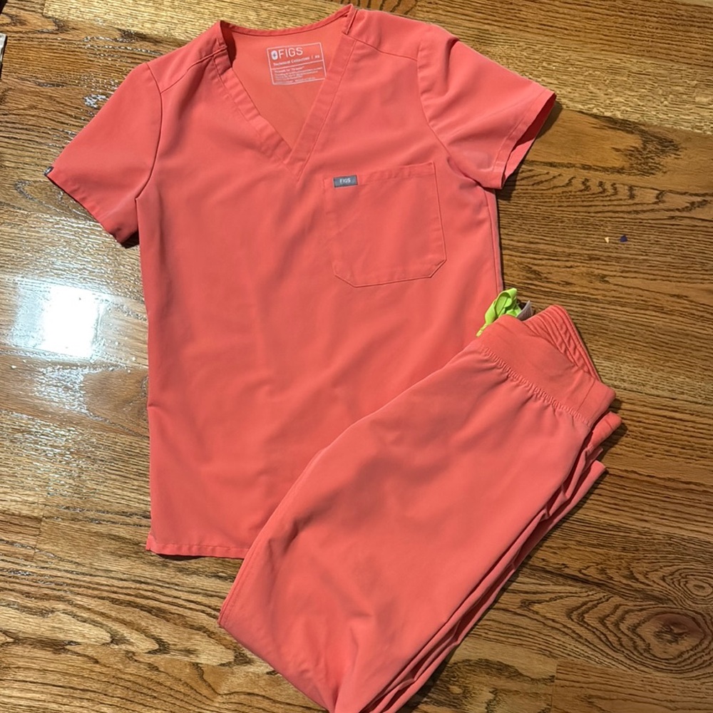 Figs Coral Scrub Set